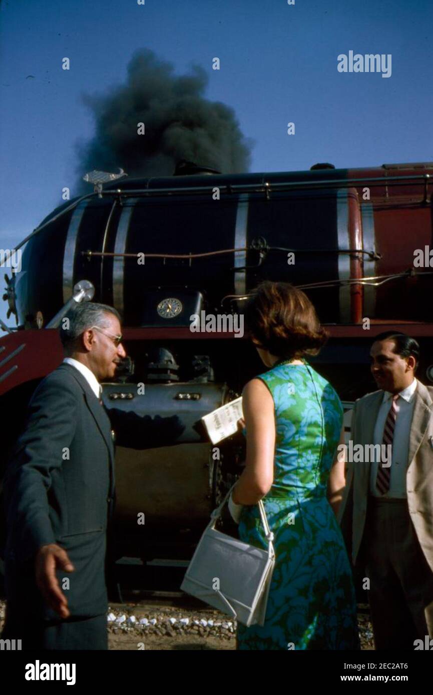 Primera Dama Jacqueline Kennedyu2019s viaje a la India y Pakistán: Uttar Pradesh, India, visita a Fatehpur Sikri. Primera Dama Jacqueline Kennedy se encuentra en una estación de tren en Uttar Pradesh, India, durante su visita a la ciudad mughal del siglo XVI de Fatehpur Sikri. Foto de stock