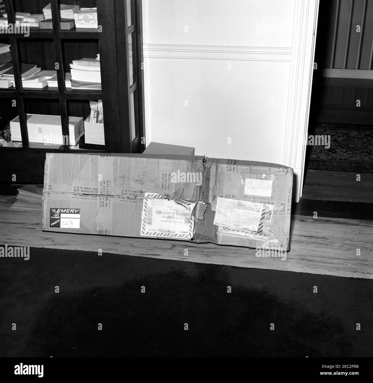 Cartón de envío dañado u0026 vestido para primera Dama Jacqueline Kennedy (JBK). Un cartón de envío dañado de la compañía de diseño de moda, Oleg Cassini, Inc., se encuentra en el piso de la Casa Blanca. Washington, D.C. Foto de stock