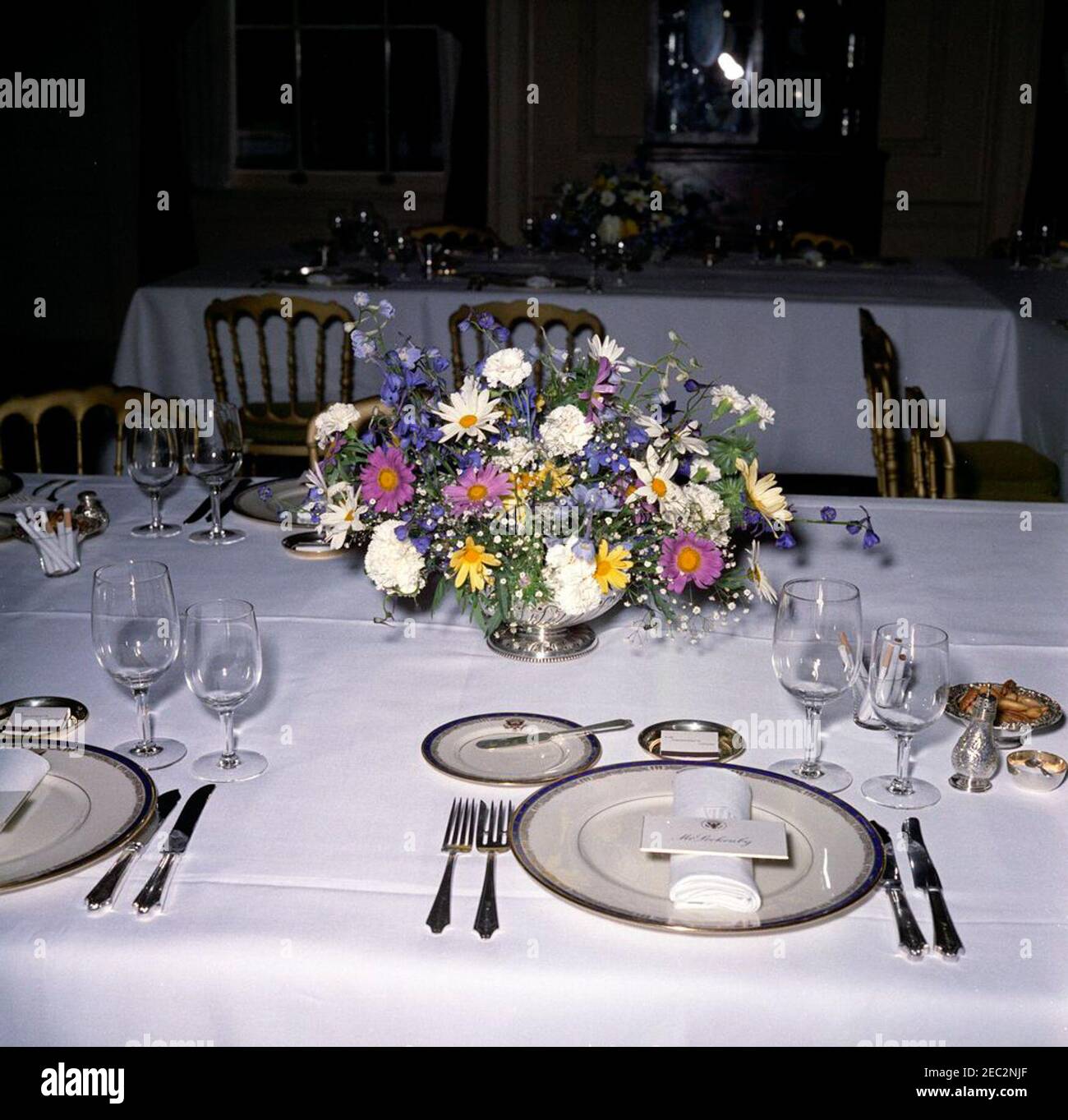 Almuerzo para editores de Colorado u0026, 1:15PM. Vista de los ajustes de  mesa y arreglos florales en el comedor familiar de la Casa Blanca, creado  para un almuerzo para editores y editores