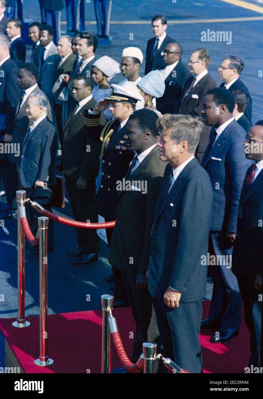 Ceremonia de llegada de Ahmed Su00e9kou Touru00e9, Presidente de Guinea, 11:00AM. Ceremonias de llegada para el Presidente de Guinea, Ahmed Su00e9kou Touru00e9. De pie en la plataforma de revisión en primer plano (L-R): Presidente Touru00e9; Presidente John F. Kennedy; Ministro de Relaciones Exteriores de Guinea, Louis Lansana Bu00e9avogui; Embajador de Guinea, Dr. Seydou Conte (parcialmente oculto en el borde del marco). También en la foto: Aide Naval al Presidente Kennedy, Capitán Tazewell T. Shepard, Jr.; Embajador de Vietnam, Tran Van Chuong; intérprete del Departamento de Estado de Estados Unidos, Josu00E9 de Seabra. Transporte aéreo militar S Foto de stock