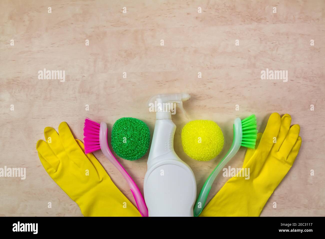 Cesta de productos y limpieza con suministros de cepillo o detergente en  una superficie de mesa