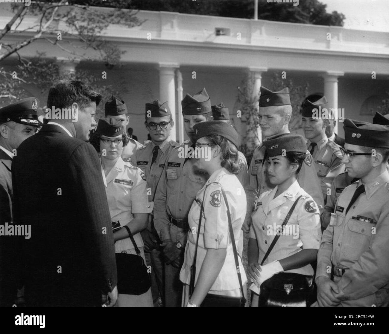 Visita de los cadetes de la Patrulla Aérea Civil, 9:50 AM. El presidente  John F. Kennedy visita con un grupo de cadetes de la Patrulla Aérea Civil  en el Jardín de las
