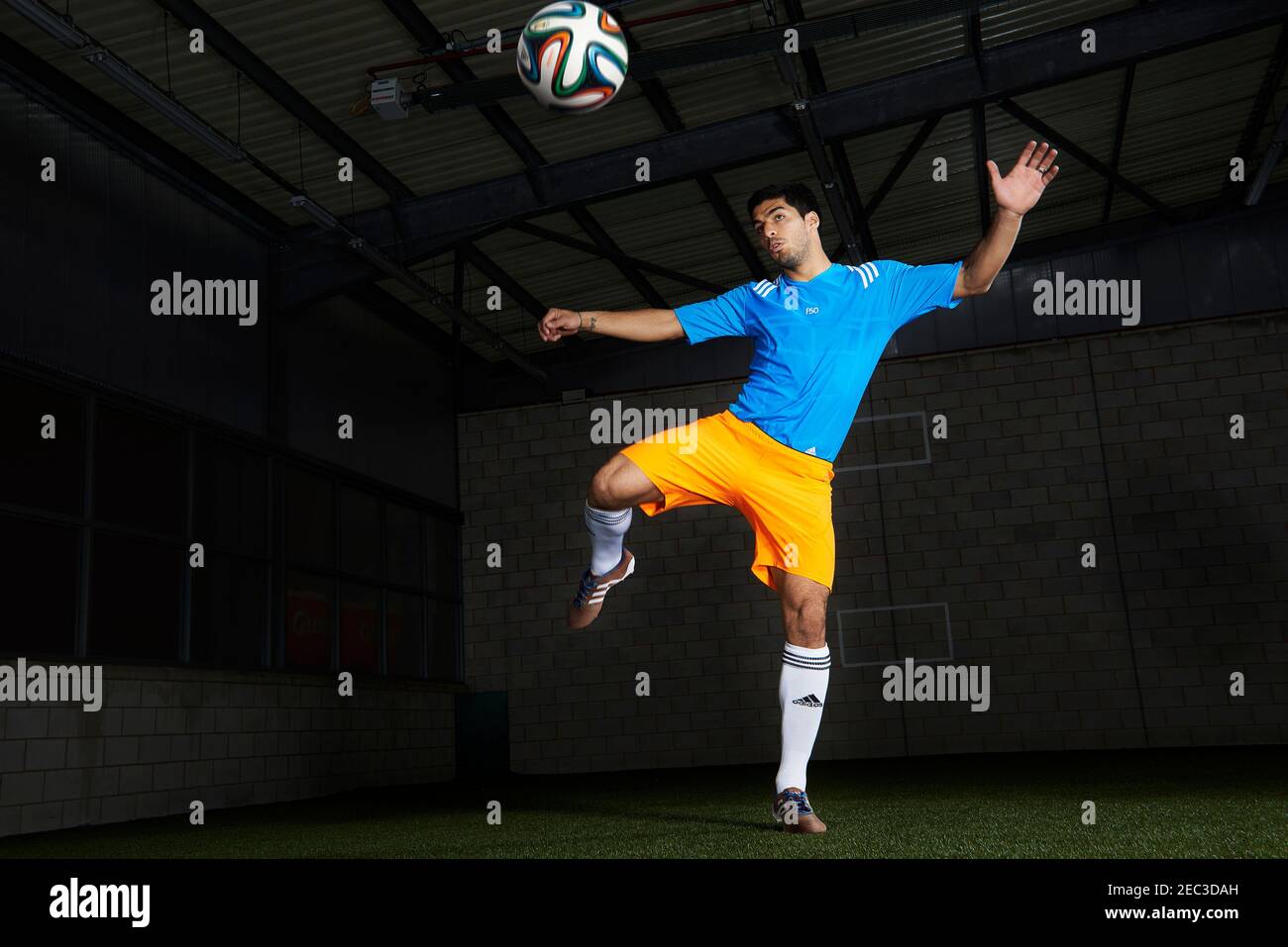 Fútbol - Luis Suarez Nuevo Adidas lanzamiento de botas de fútbol  presentamos las primeras botas de fútbol tejidas del mundo, las botas de  fútbol adidas Samba primeknit Luis Suarez lanza las nuevas