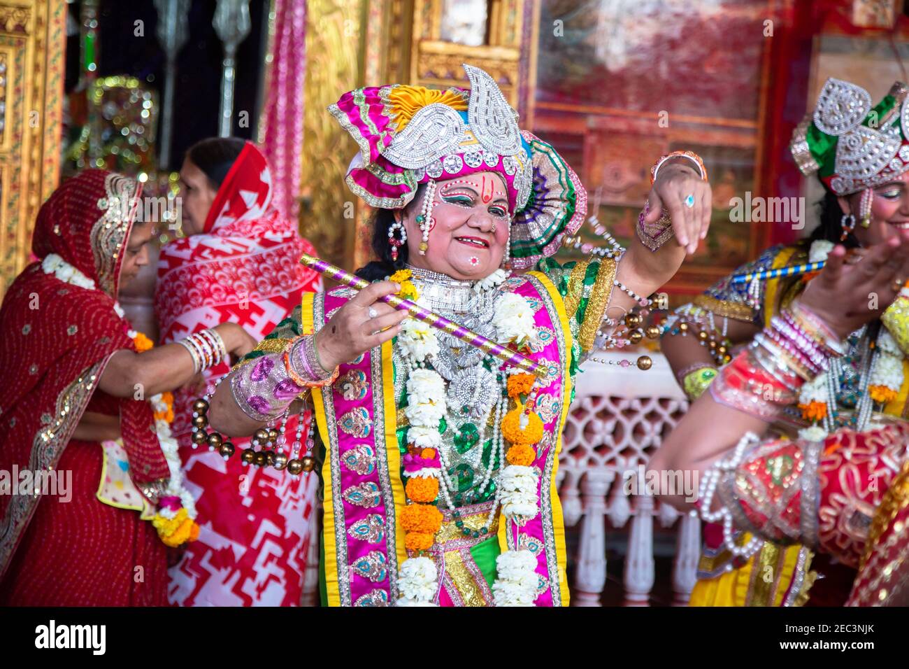 Jodhpur, rajastha, india - 20 de marzo de 2020: Gente que realiza el señor krishna y gopi sattriya baile, janmashtami feliz concepto del festival fondo, Foto de stock