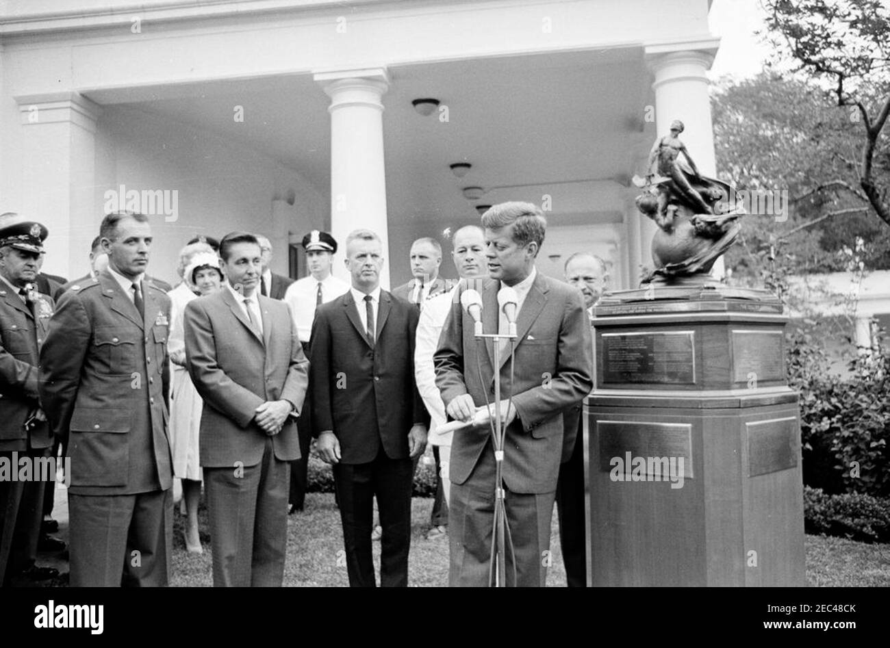 Presentación del Trofeo Collier 1961, 11:30AM. El presidente John F. Kennedy presenta el Trofeo Robert J. Collier 1961 a cuatro pilotos X-15, en nombre de la Asociación Nacional de Aeronáutica (NAA). Detrás del Presidente Kennedy están los receptores (L-R): El mayor Robert M. White (EE.UU Air Force), A. Scott Crossfield (Aviación de América del Norte), Joseph A. Walker (Administración Nacional de Aeronáutica y del espacio) y el Comandante Forrest S. Petersen (EE.UU Marina). También en la foto: Jefe de Estado mayor de la Fuerza Aérea de los Estados Unidos, General Curtis E. LeMay; Agente del Servicio Secreto de la Casa Blanca, Frank Yeager. Ala oeste Foto de stock