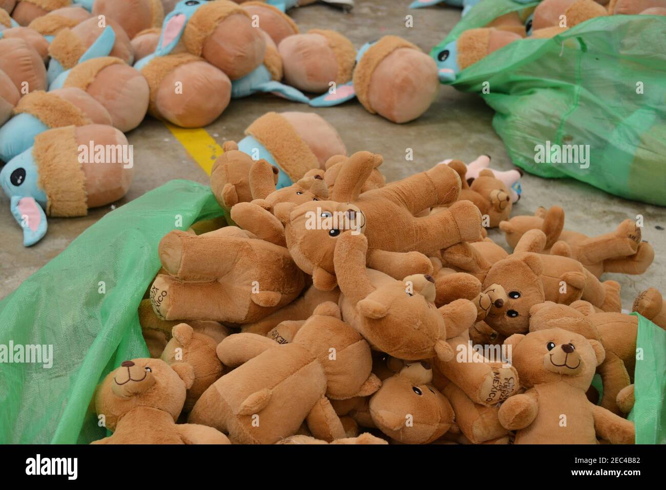 Xonacatlan, México. 12 de febrero de 2021. Un trabajador de la "fábrica de  Andy Toys" durante el proceso de fabricación de un oso de peluche para las  celebraciones del día de San