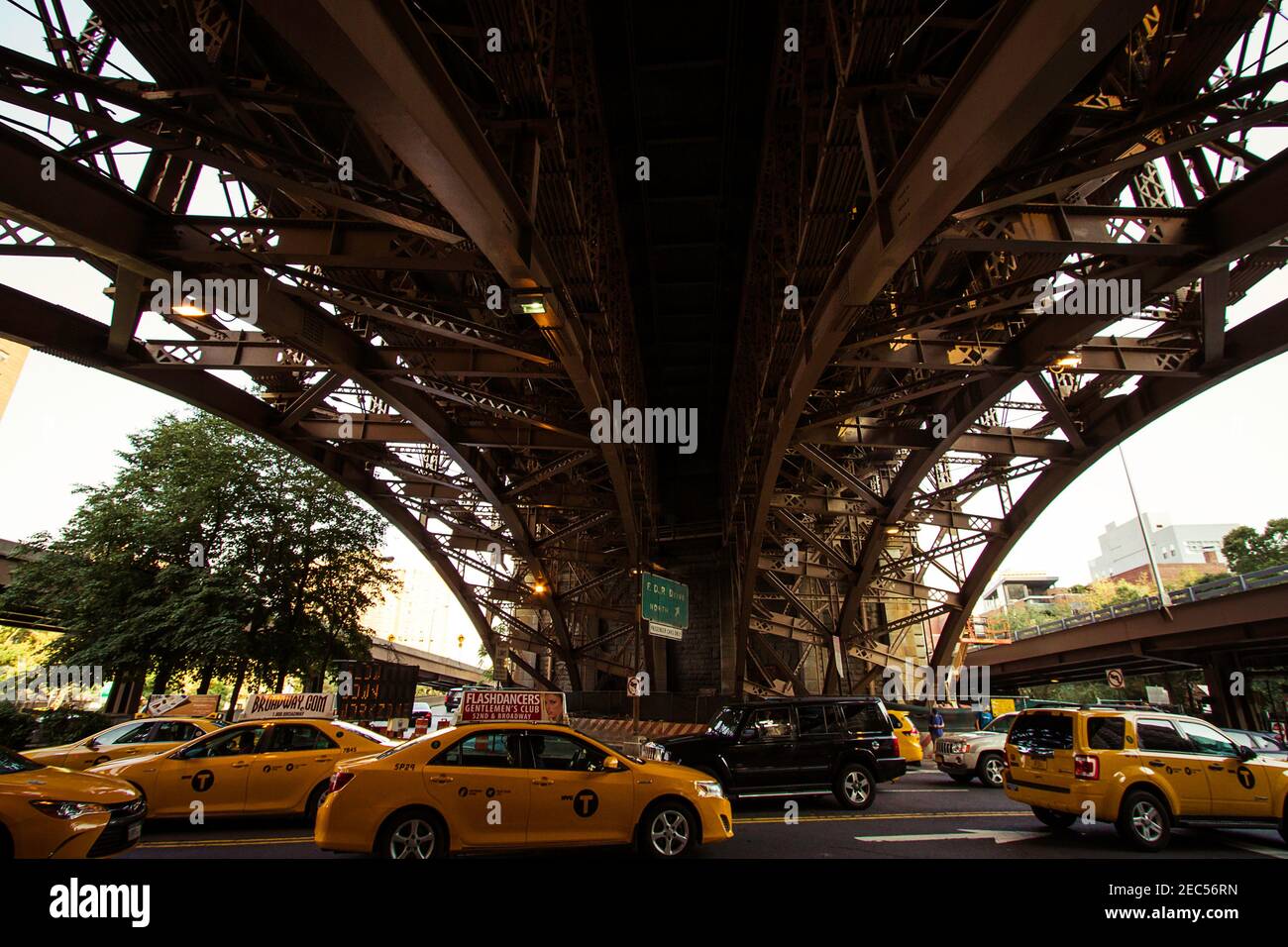 Taxis y autos que pasan por debajo del Puente de Brooklyn en Manhattan Foto de stock