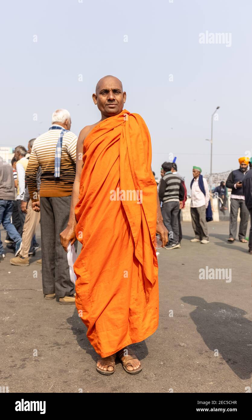 GHAZIABAD, UTTAR PRADESH, INDIA - ENERO de 2021 : un retrato de un monje  budista en la frontera de Ghazipur con vestimenta tradicional Fotografía de  stock - Alamy