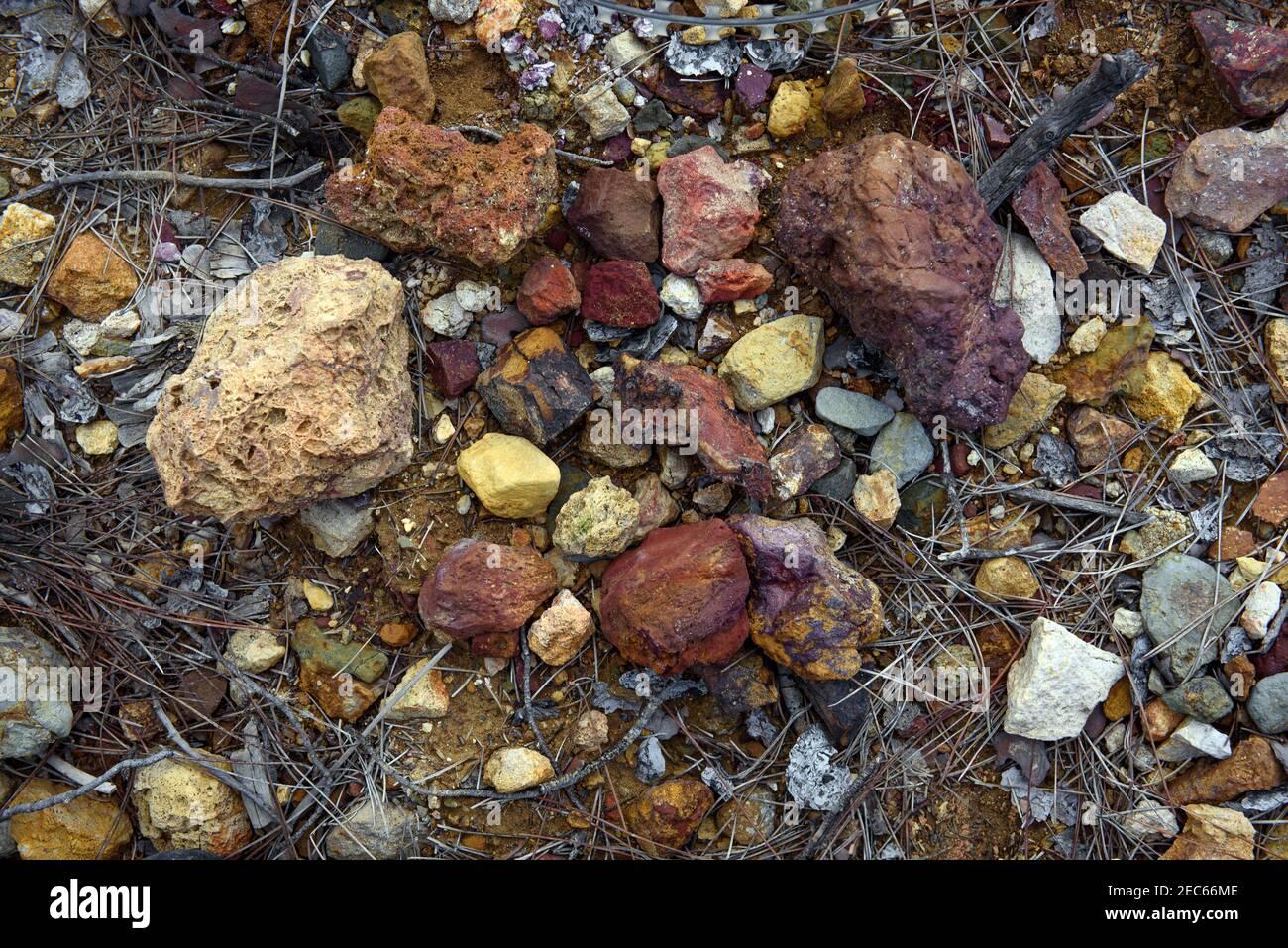 Coloridas rocas rojas y amarillas en el área minera rica en depósitos de mineral de cobre y sulfuro Foto de stock