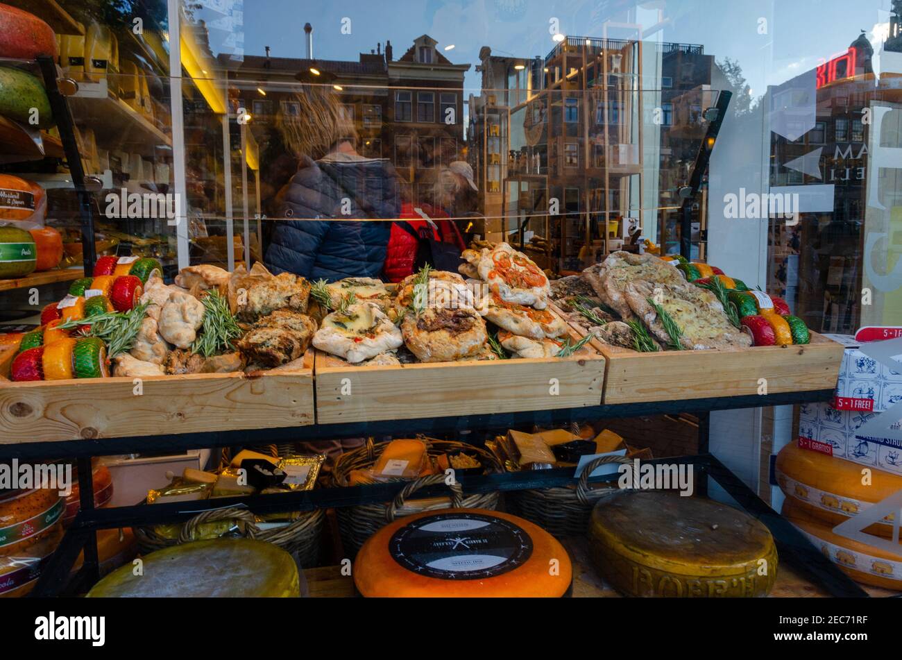 Queso tradicional holandés y aperitivos tradicionales con queso que se