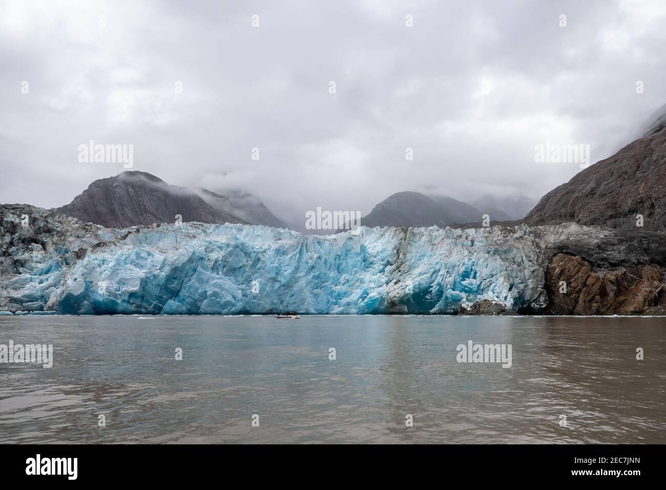 Tracy Arm Fjord con Sawyer Glacier en el sudeste de Alaska Foto de stock
