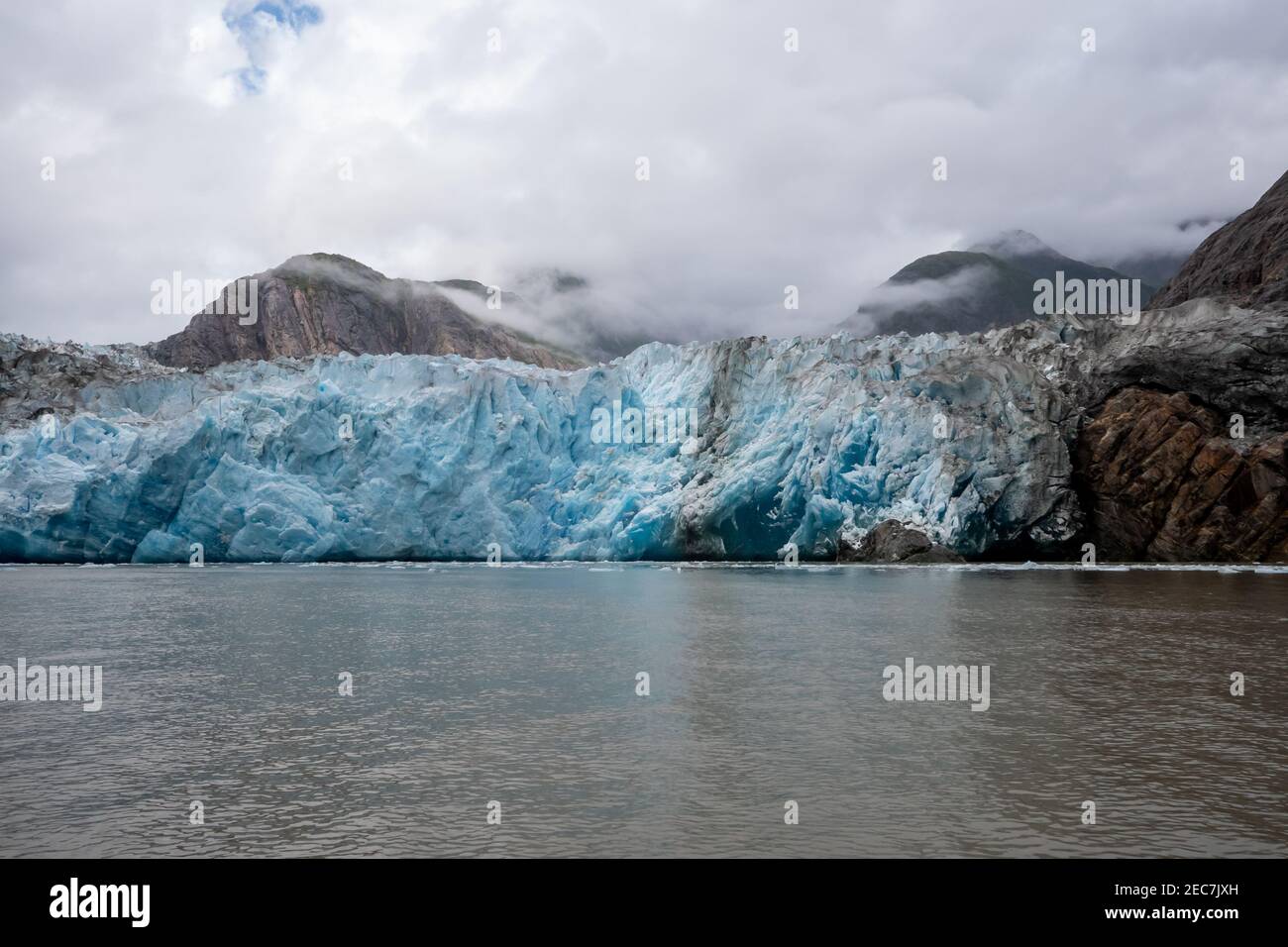 Tracy Arm Fjord con Sawyer Glacier en el sudeste de Alaska Foto de stock