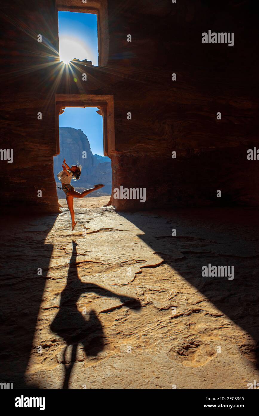 Bailando dentro de la Tumba Corinthiana y la Tumba del Palacio de las Tumbas reales en la ciudad de rock de Petra. La Tumba de Urn de las Tumbas reales en la ciudad de rock Foto de stock
