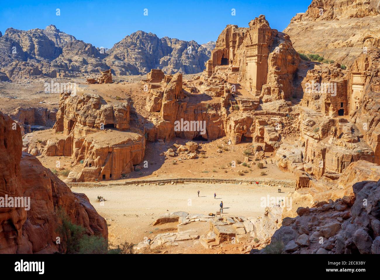 Una vista aérea mirando hacia las tumbas de la Ciudad Perdida de Petra, Jordania. Foto de stock