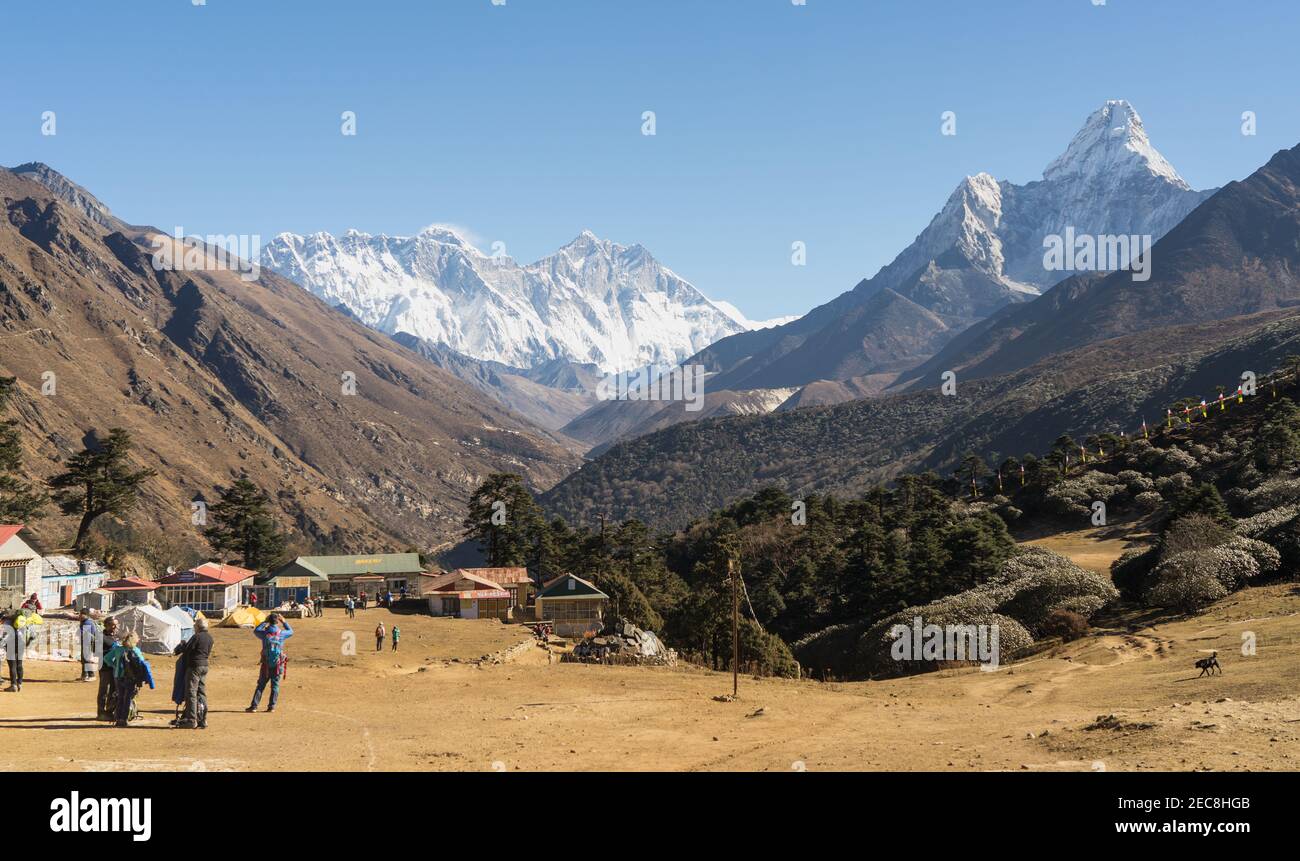 Tengboche, Nepal - Octubre 2018: Turistas en las montañas, pueblo de Tengboche en Nepal en el camino a Everest base Camp, senderismo y excursiones en Foto de stock