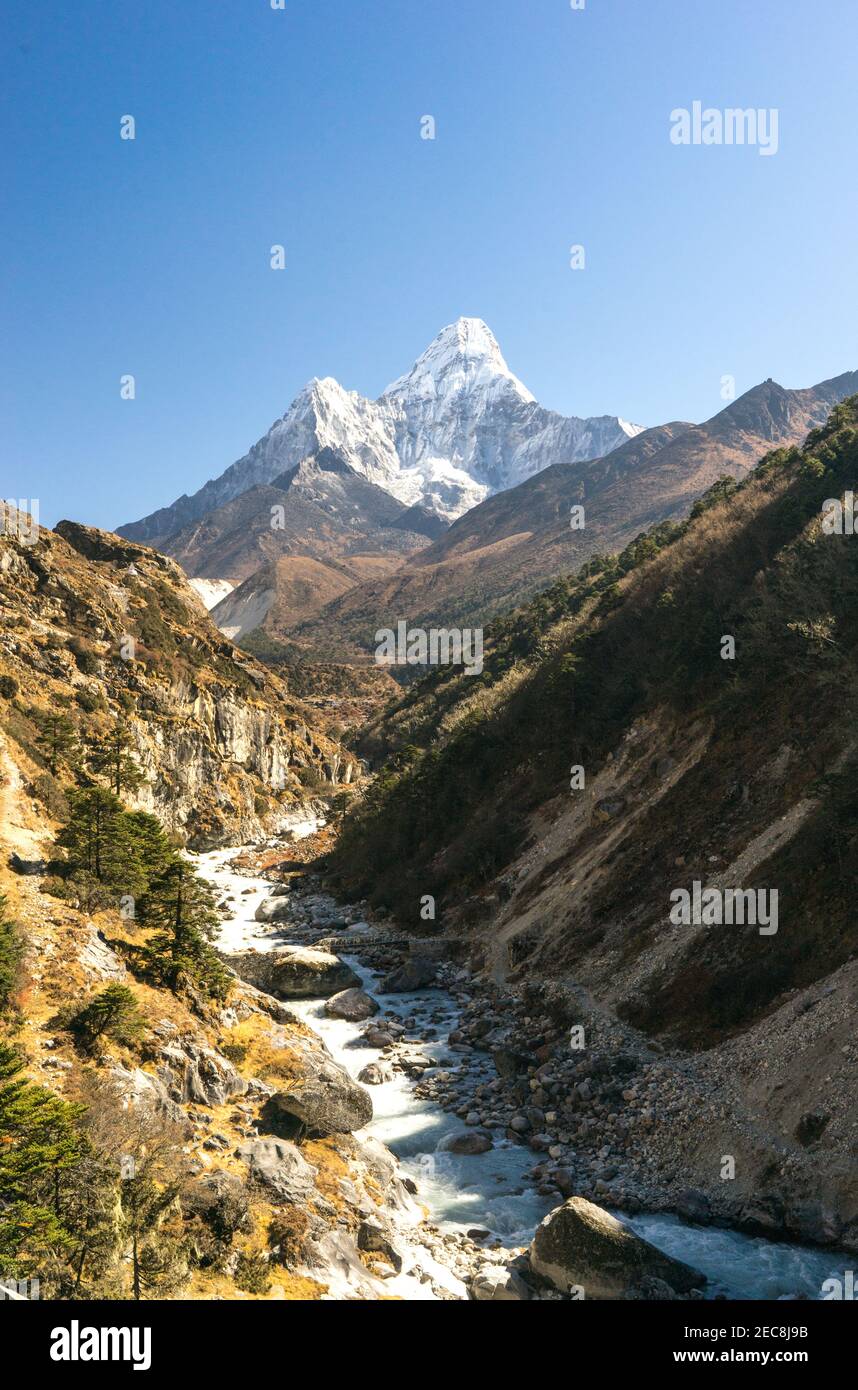 Río de montaña en las montañas, ama dablam pico en el camino a Everest base Camp, senderismo y senderismo en Nepal, hermoso paisaje en Sagarmatha Nati Foto de stock