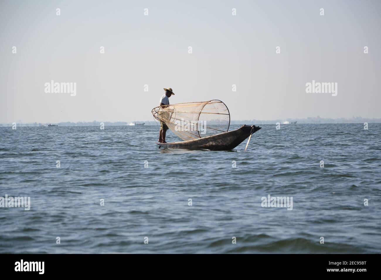 Pescador controla redes en el lago Inle, Myanmar (Birmania). Foto de stock