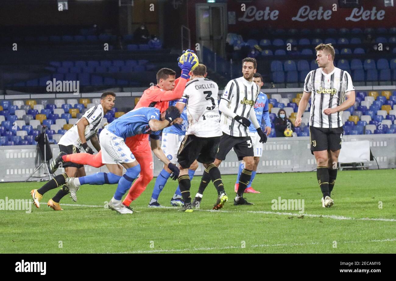 Napoles Campania Italia 13 De Febrero De El Portero De La Juventus Wojciech Szczesny Folla Amir Rrahmani De Napoles Y Provoca El Penalti Durante La Serie Italiana Un Partido De Futbol Ssc