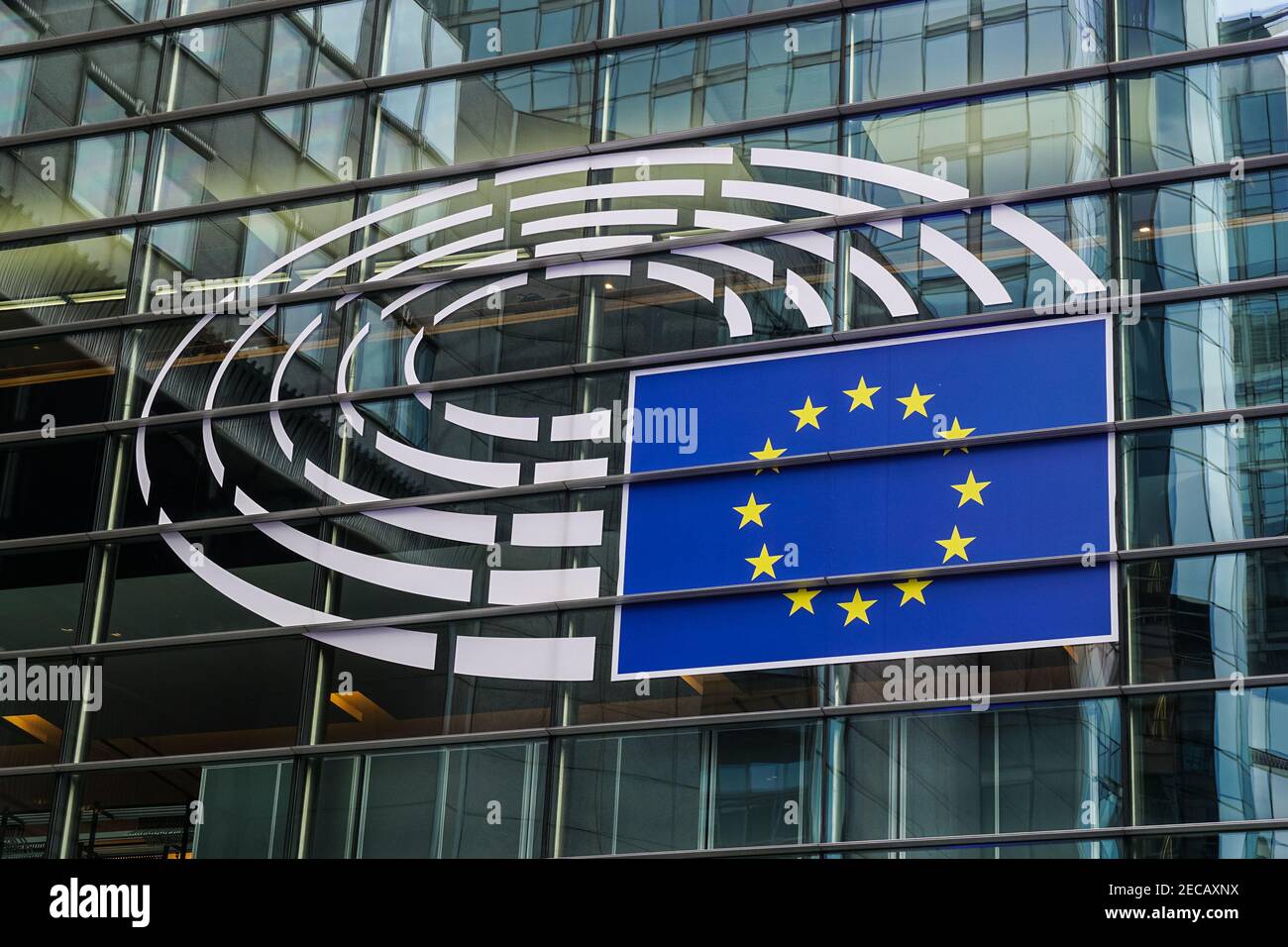 Logotipo del Parlamento Europeo en el edificio Paul-Henri Spaak en Bruselas, Bélgica Foto de stock