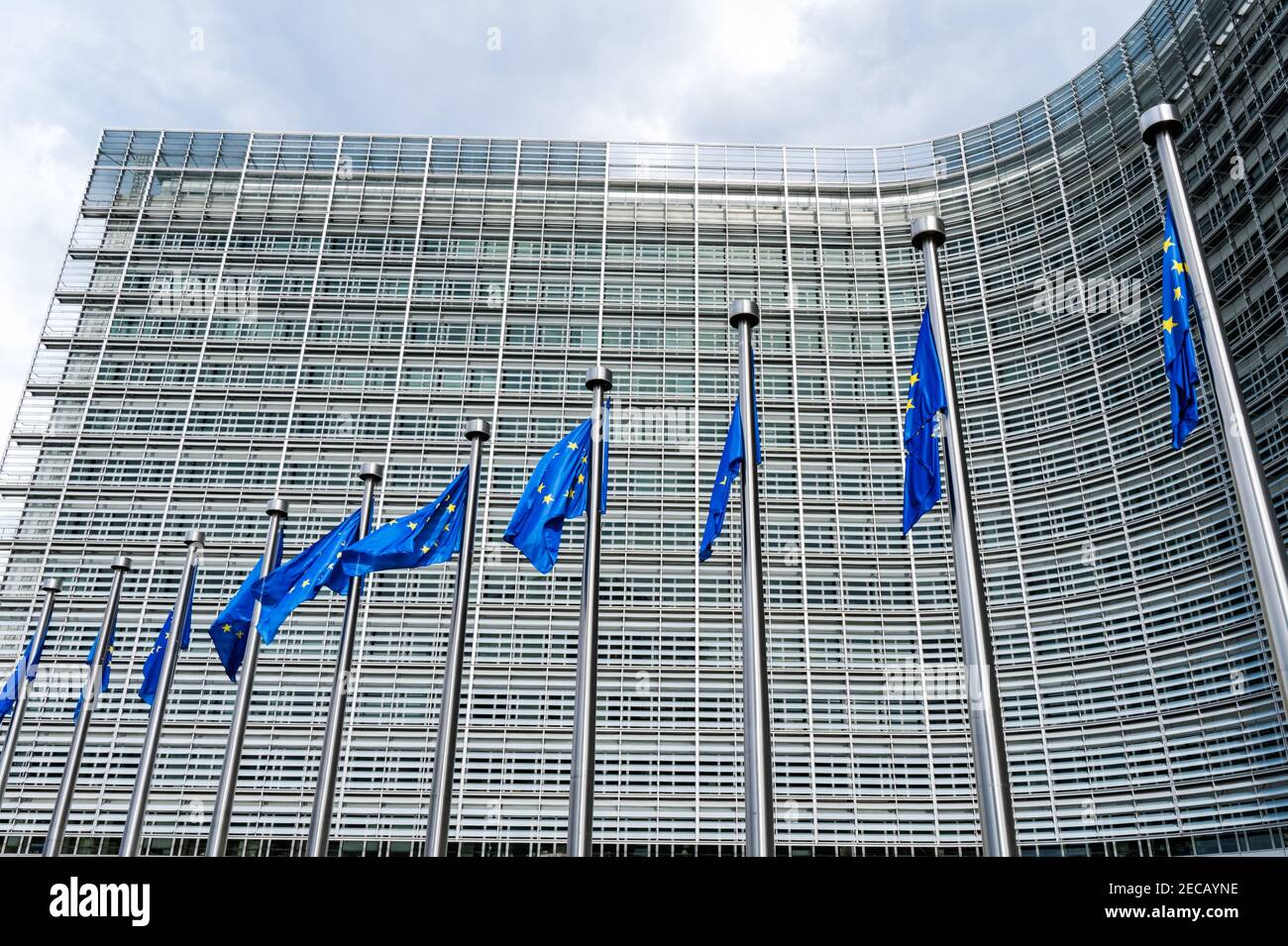Banderas europeas de la UE frente al edificio Berlaymont, sede de la Comisión Europea, Bruselas, Bélgica Foto de stock