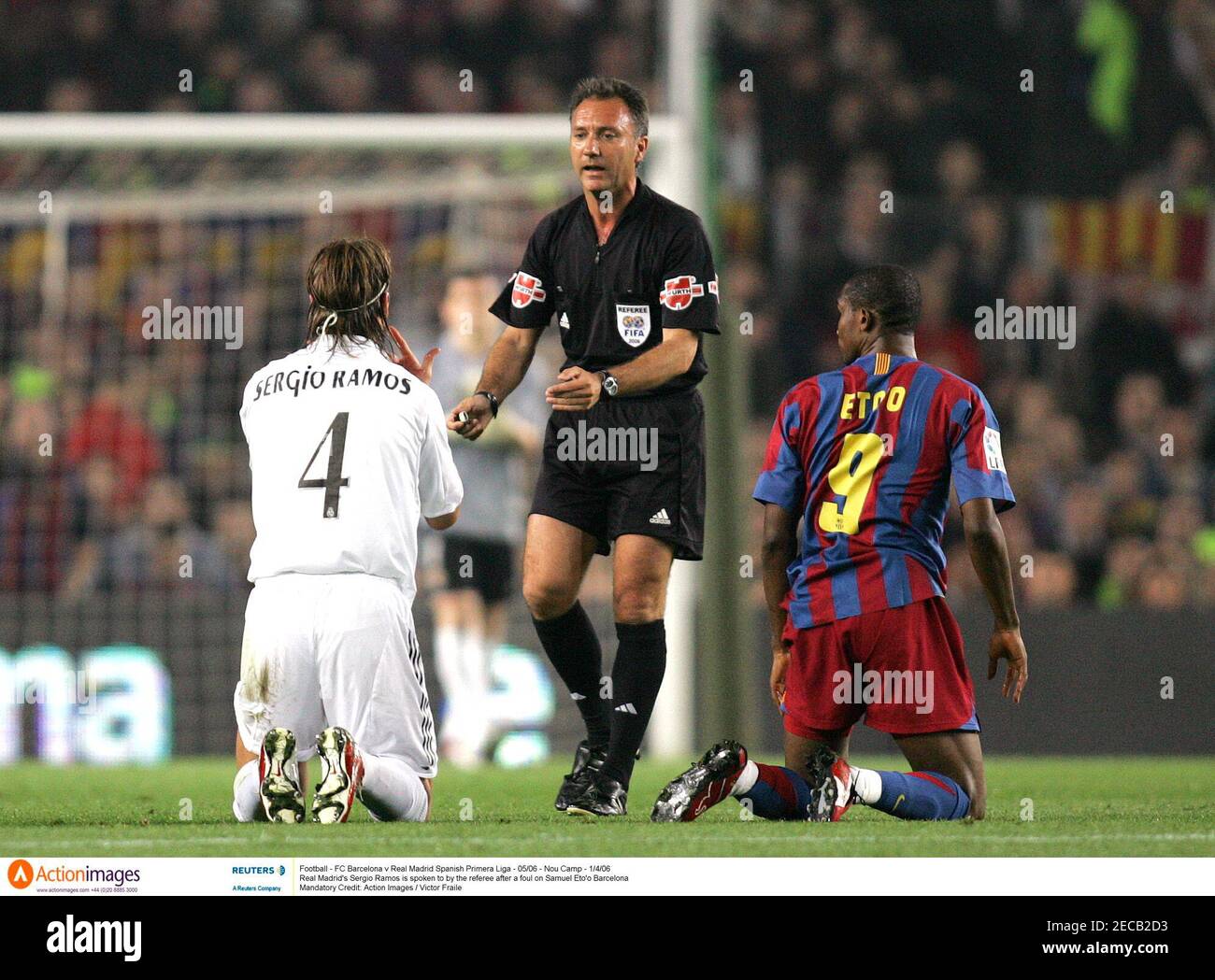 Fútbol - FC Barcelona v Real Madrid Spanish primera Liga - 05/06 - Nou Camp  - 1/4/06 Sergio Ramos del Real Madrid es hablado por el árbitro después de  una falta en