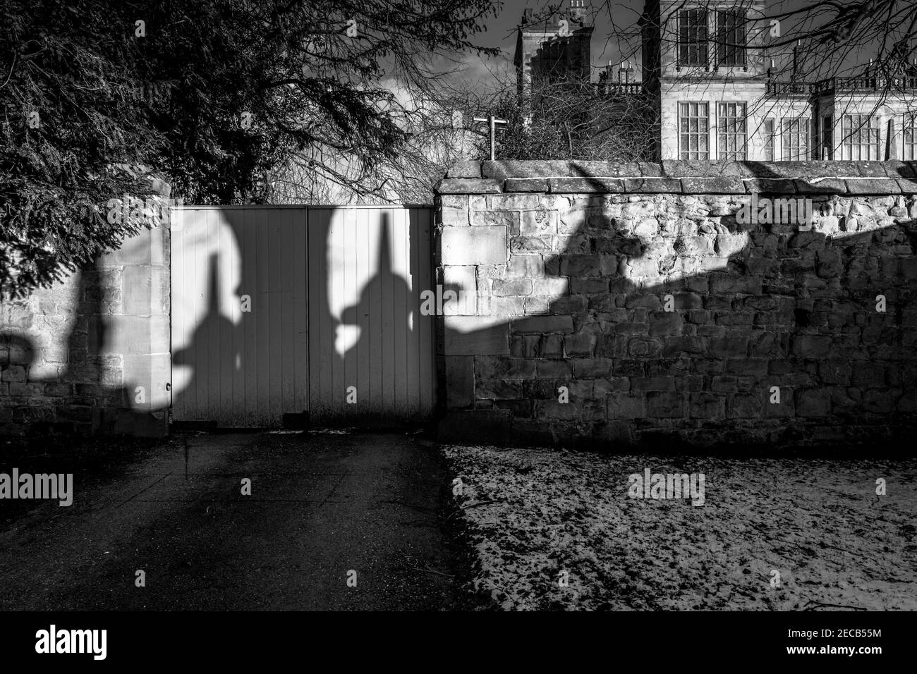 Ornamentadas sombras de trabajo de piedra en una pared de piedra. Foto de stock