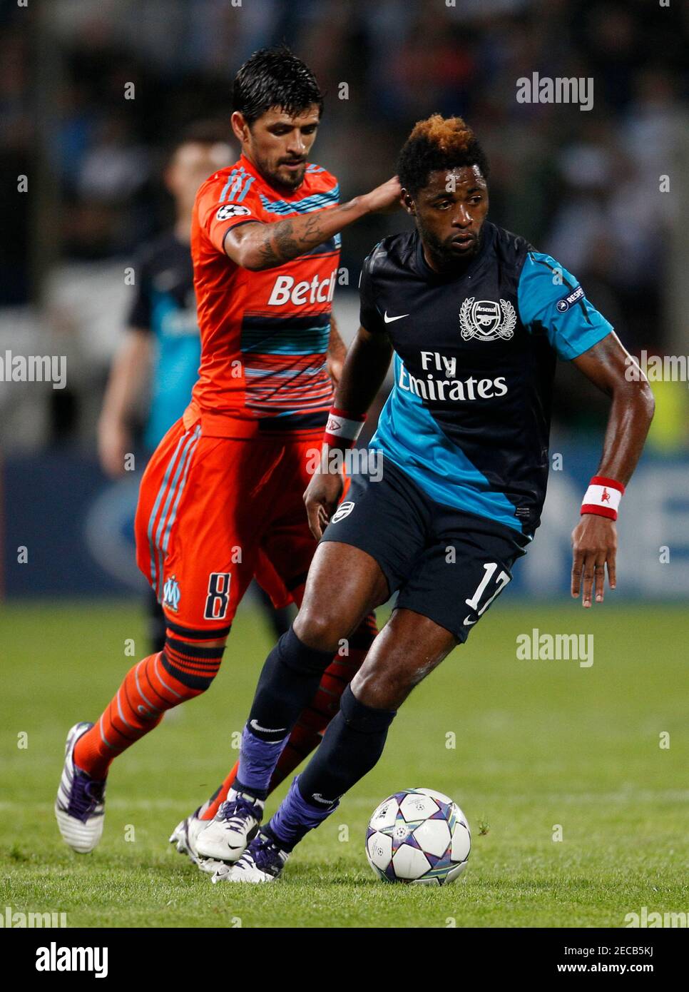 Fútbol - Olympique Marseille v Arsenal - UEFA Champions League Group Stage Matchday Three Group F - Velodrome, Marseille, France - 11/12 - 19/10/11 Alex Song (R) del y