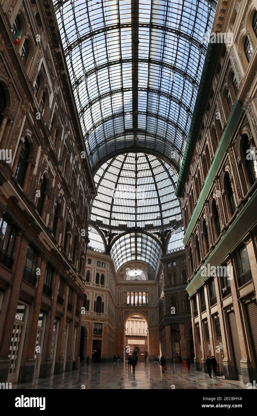 Nápoles - Asse nord-sud della Galleria Umberto I Foto de stock