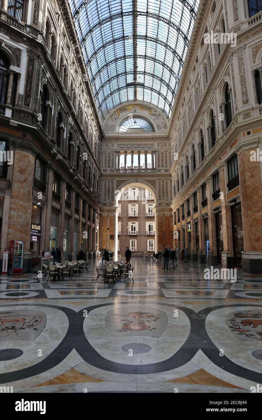 Nápoles - Braccio est della Galleria Umberto I Foto de stock