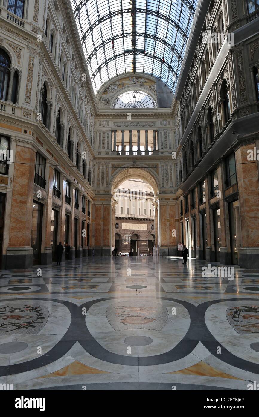 Nápoles - Braccio sud della Galleria Umberto I Foto de stock