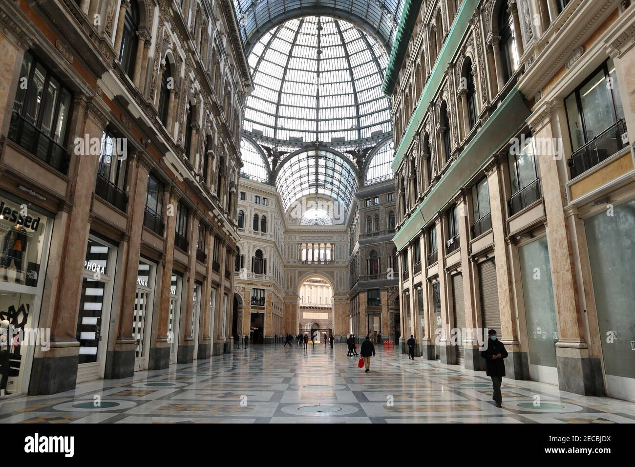 Nápoles - Galleria Umberto I da vía Santa Brigida Foto de stock