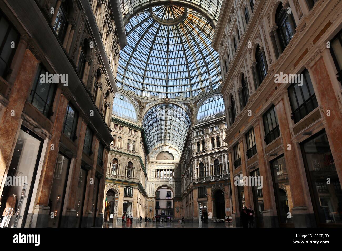 Nápoles - Galleria Umberto i dall'entrata sud Foto de stock
