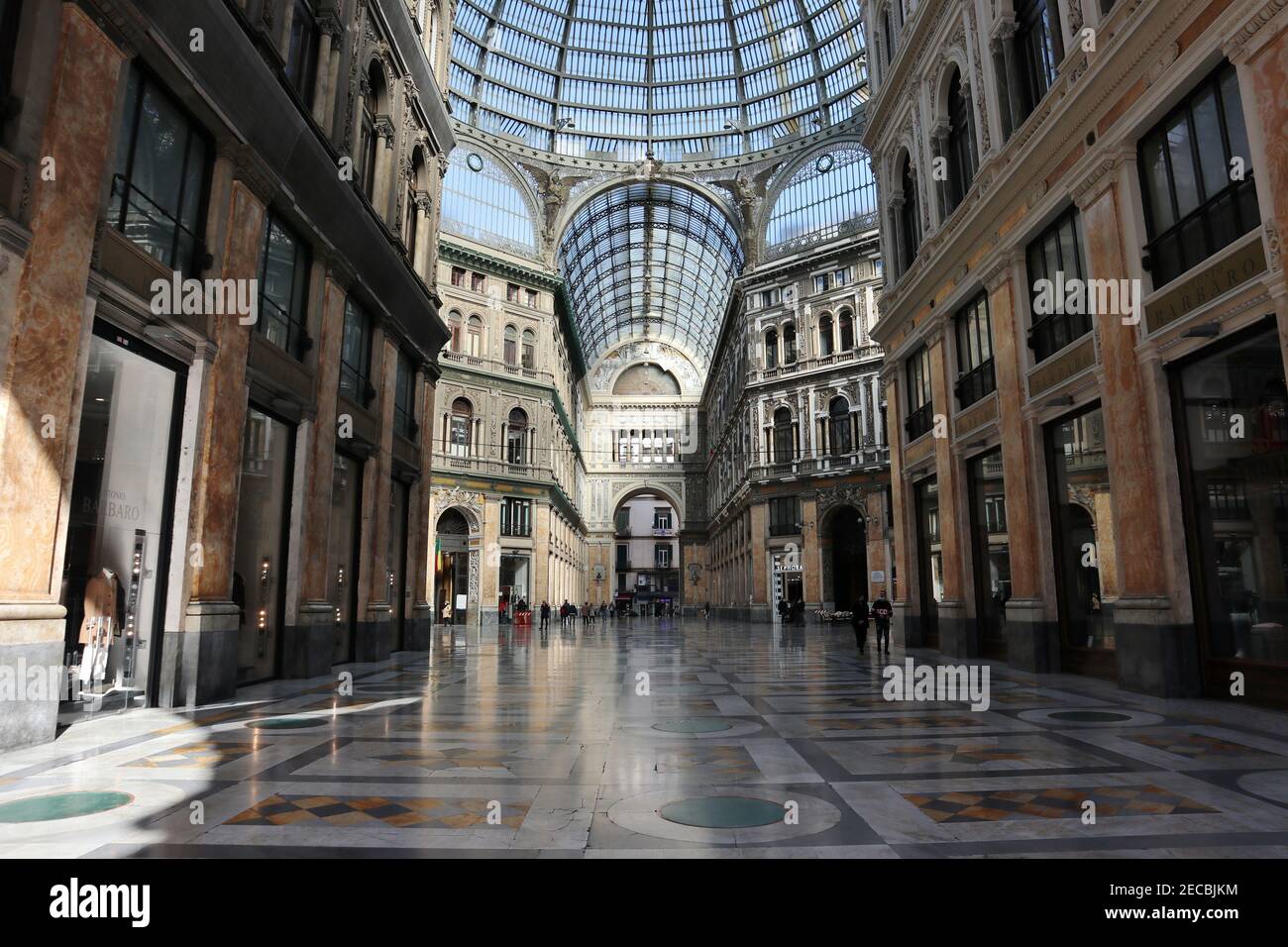 Nápoles - Galleria Umberto i dall'ingresso sud Foto de stock