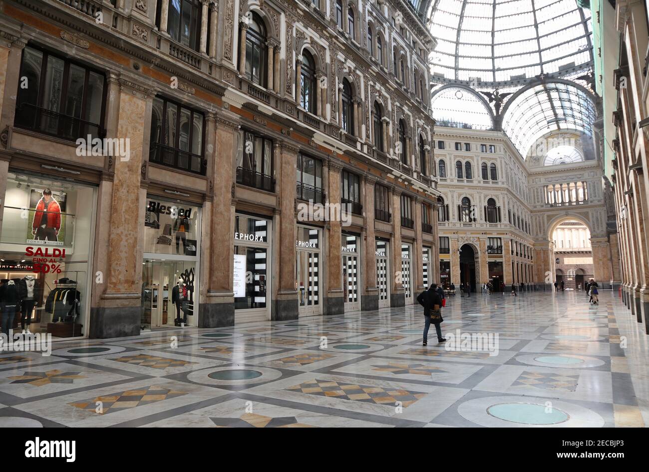 Nápoles - interno della Galleria Umberto I Foto de stock