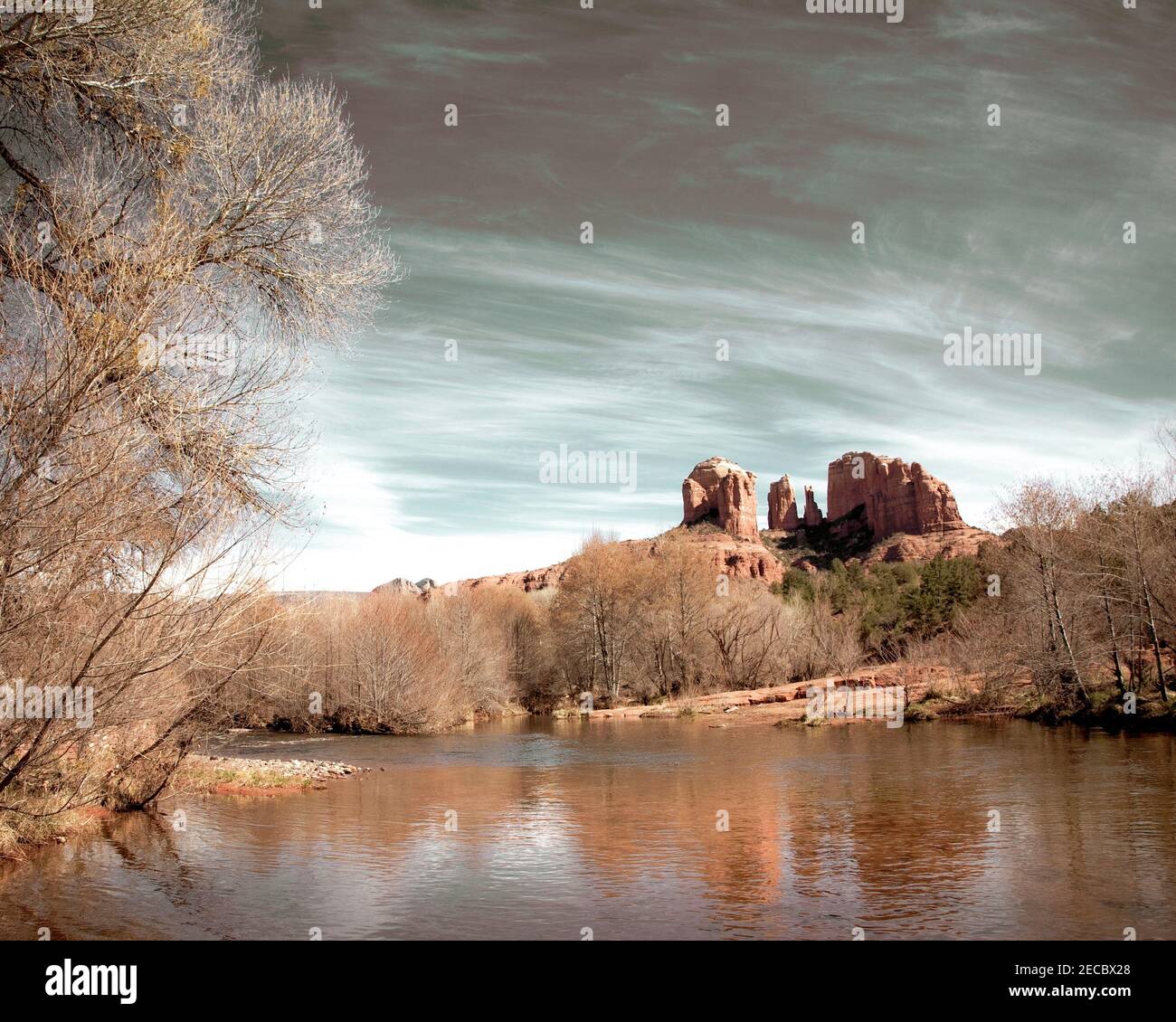 Oak Creek fluye a través del paisaje desértico alto frente a Cathedral Rock en Sedona, Arizona. Foto de stock