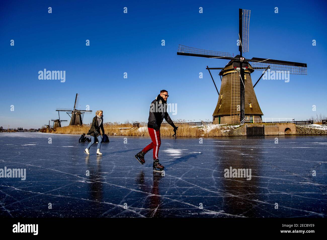 Los países Bajos están bajo el hechizo de la diversión del hielo. Los  holandeses disfrutan del tiempo de patinaje en masa, los municipios están  cerrando carreteras. En todos los países Bajos la