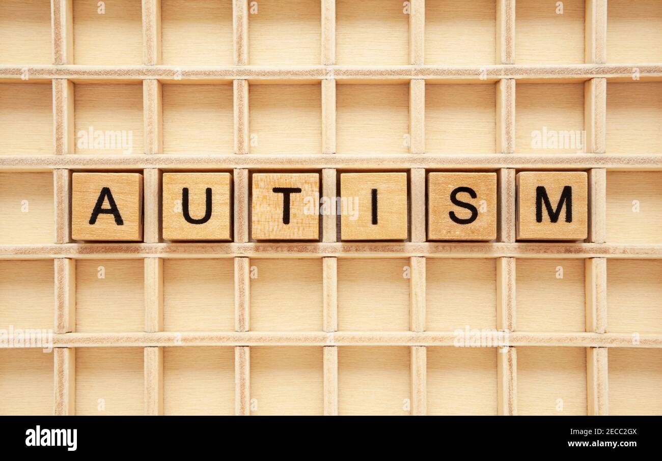 Palabra Autismo hecho con cubos de madera. Concepto sobre el trastorno del espectro autista ASD. Foto de stock