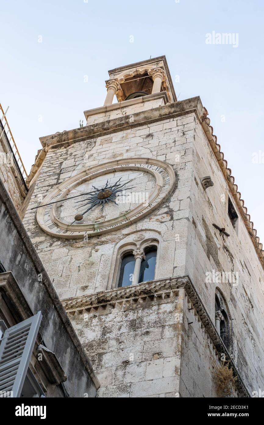 Vista del campanario de la Iglesia de nuestra Señora en la antigüedad Split ciudad en Croacia Foto de stock