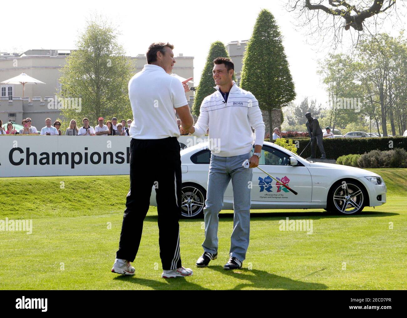 Golf - BMW PGA Championship Media Day - Wentworth - 20/4/11 el golfista número uno de Alemania Martin Kaymer (R) y tres veces medallista olímpica y BMW London 2012 miembro del equipo de actuación Steve Backley OBE ir cabeza a cabeza en un juego multi-deporte de la primera tee de Wentworth Club hoy, Antes del Campeonato BMW PGA del 26 al 29 de mayo de 2011 crédito obligatorio: Imágenes de acción / Andrew Boyers Livepic Foto de stock