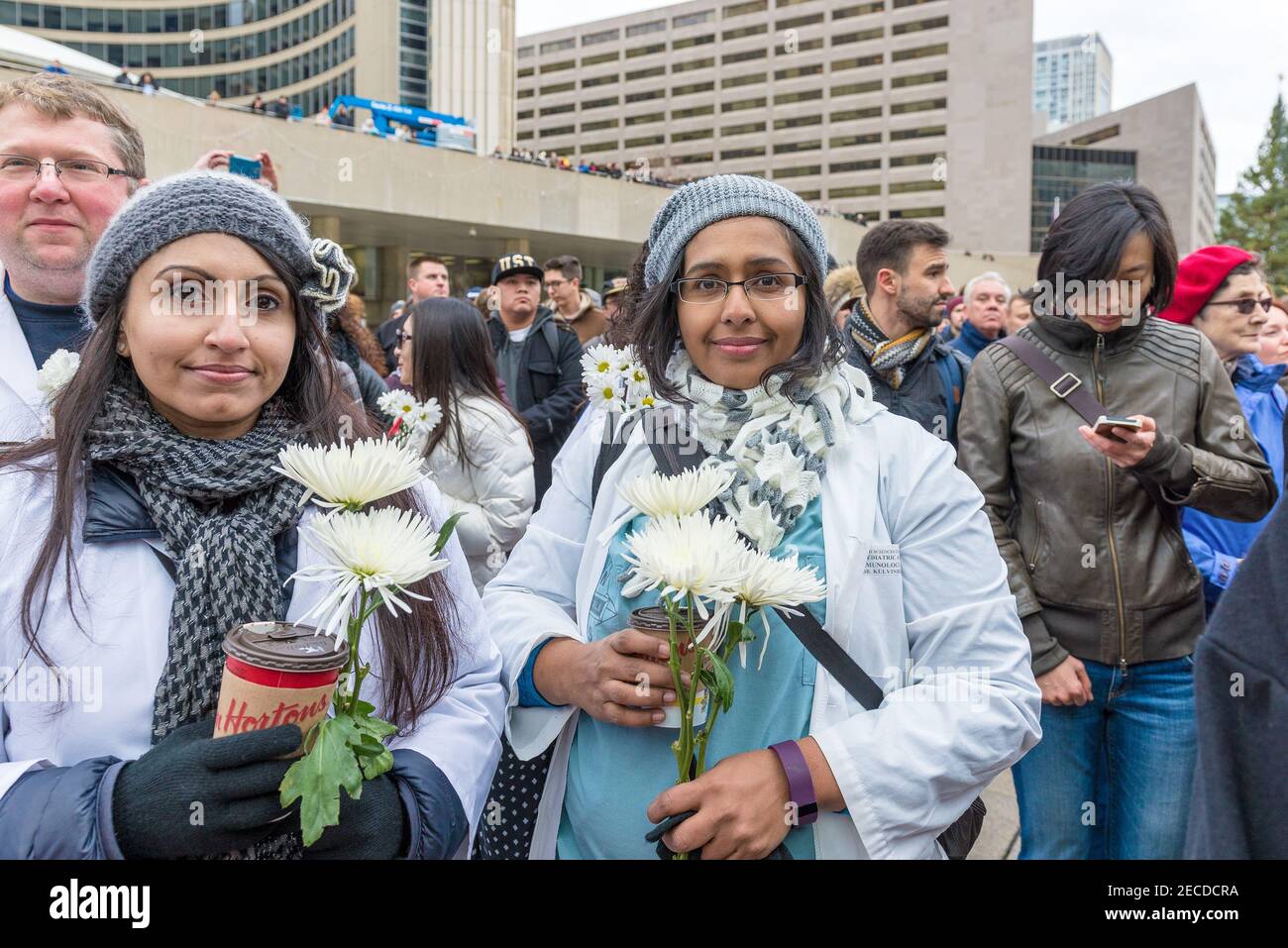 Trabajadores de la salud protestando contra los cortes del gobierno liberal dirigidos por Kathleen Wynne, Toronto, Canadá, noviembre de 2015 Foto de stock