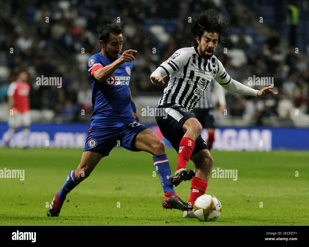 Fútbol - Liga MX semifinal primera etapa - Monterrey v Cruz Azul, estadio  BBVA Bancomer, Monterrey, México - 5 de diciembre de 2018 Rafael Baca de  Cruz Azul en acción con Rodolfo