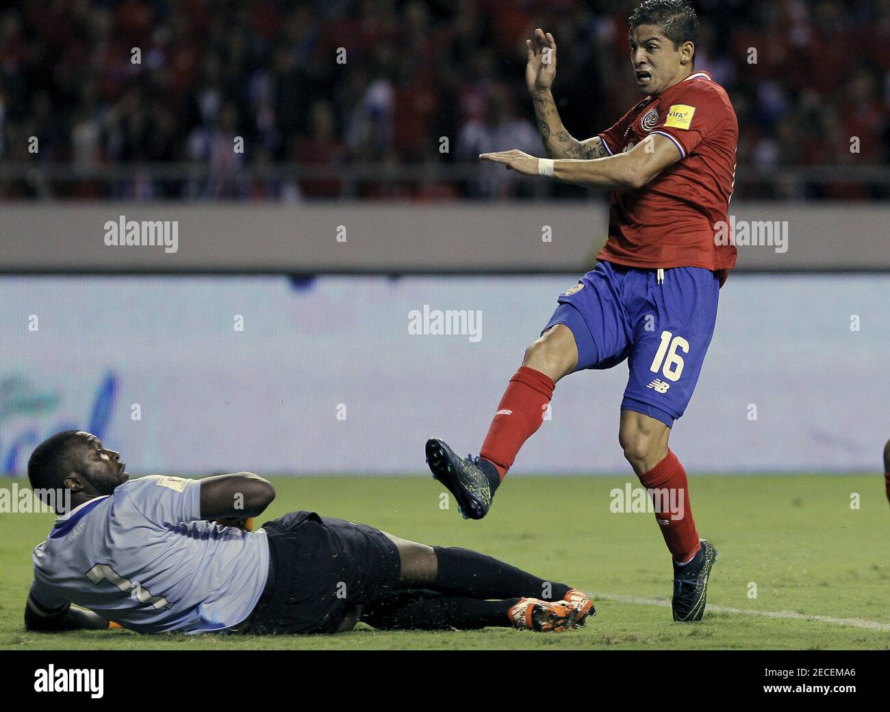 Cristian Gamboa (R) de Costa Rica Marca un gol más allá del portero de  Haití, Johny Placide, durante su partido de fútbol clasificatorio en la  Copa Mundial 2018 en el Estadio Nacional