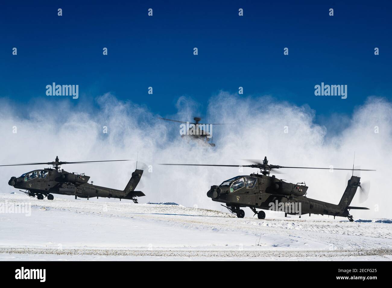 San Clemente, Estados Unidos. 1 de noviembre de 2019. Un Ejército de EE.UU. AH-64 Apache helicópteros de ataque con la 101ª Brigada de Aviación de combate desciende a través de una pluma de nieve después de llegar al Área de Entrenamiento de Hohenfels para resolver combinado XV 12 de febrero de 2021 en Hohenfels, Alemania. Crédito: Planetpix/Alamy Live News Foto de stock