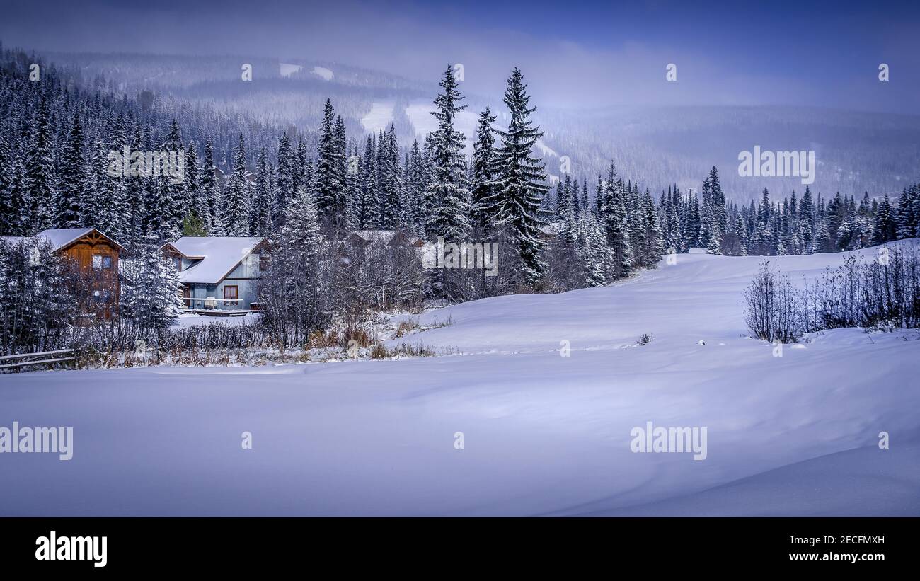 Christmas Card escena del paisaje de nieve en la estación de esquí de Sun Peaks en las tierras altas de Shuswap de British Columbia, Canadá Foto de stock