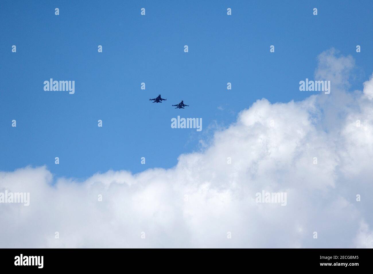 Avión de caza en vuelo, aviones militares, avión del ejército volando en cielo nublado,combatientes militares, Foto de stock