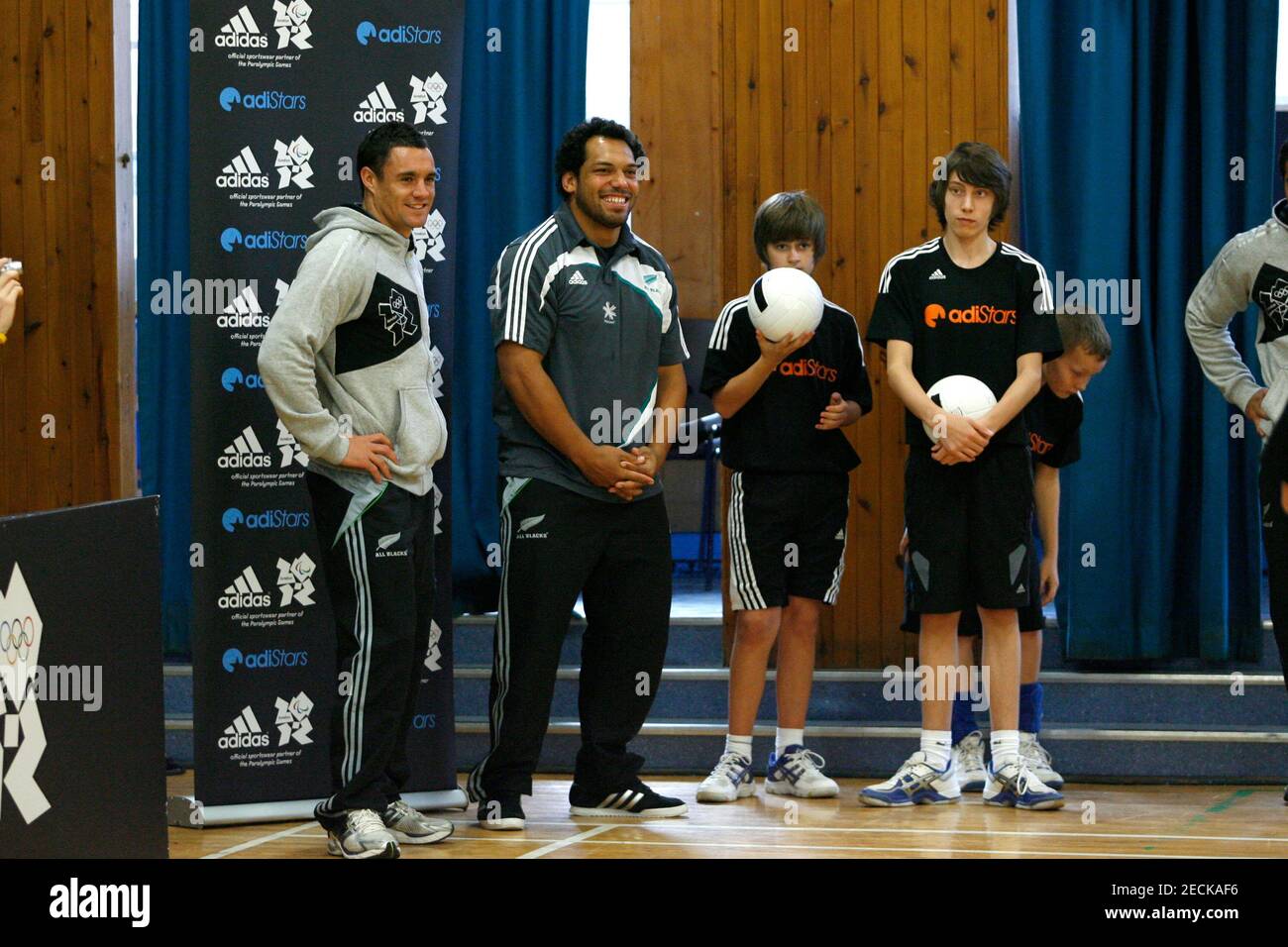 Rugby Union - Nueva Zelanda Adidas 'adiStar' visita escolar, Edimburgo,  Escocia - 12/11/10 Dan Carter y