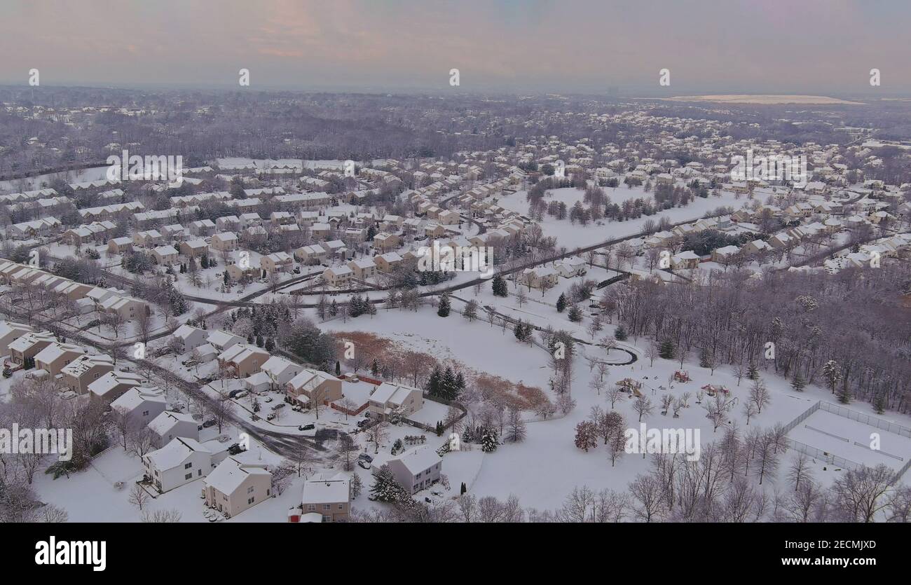 Vista aérea del paisaje de la pequeña ciudad cubierta de maravilloso paisaje invernal nieve blanca Foto de stock