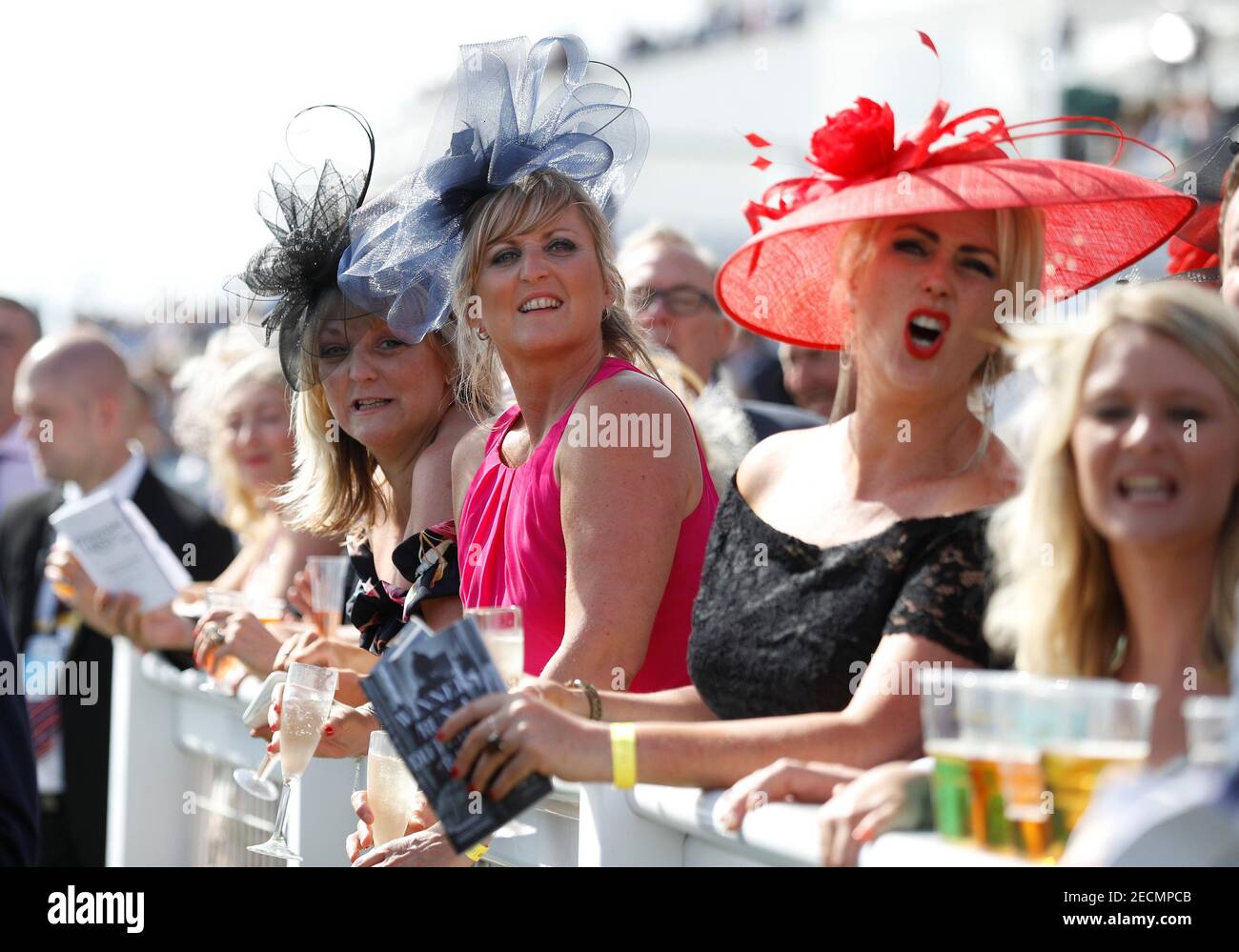 Carreras de caballos - Derby Festival - Epsom Downs Racecourse, Epsom, Gran Bretaña - 1 de junio de 2018 Raciegoers durante el 4.30 Investec Oaks REUTERS/Peter Nicholls Foto de stock