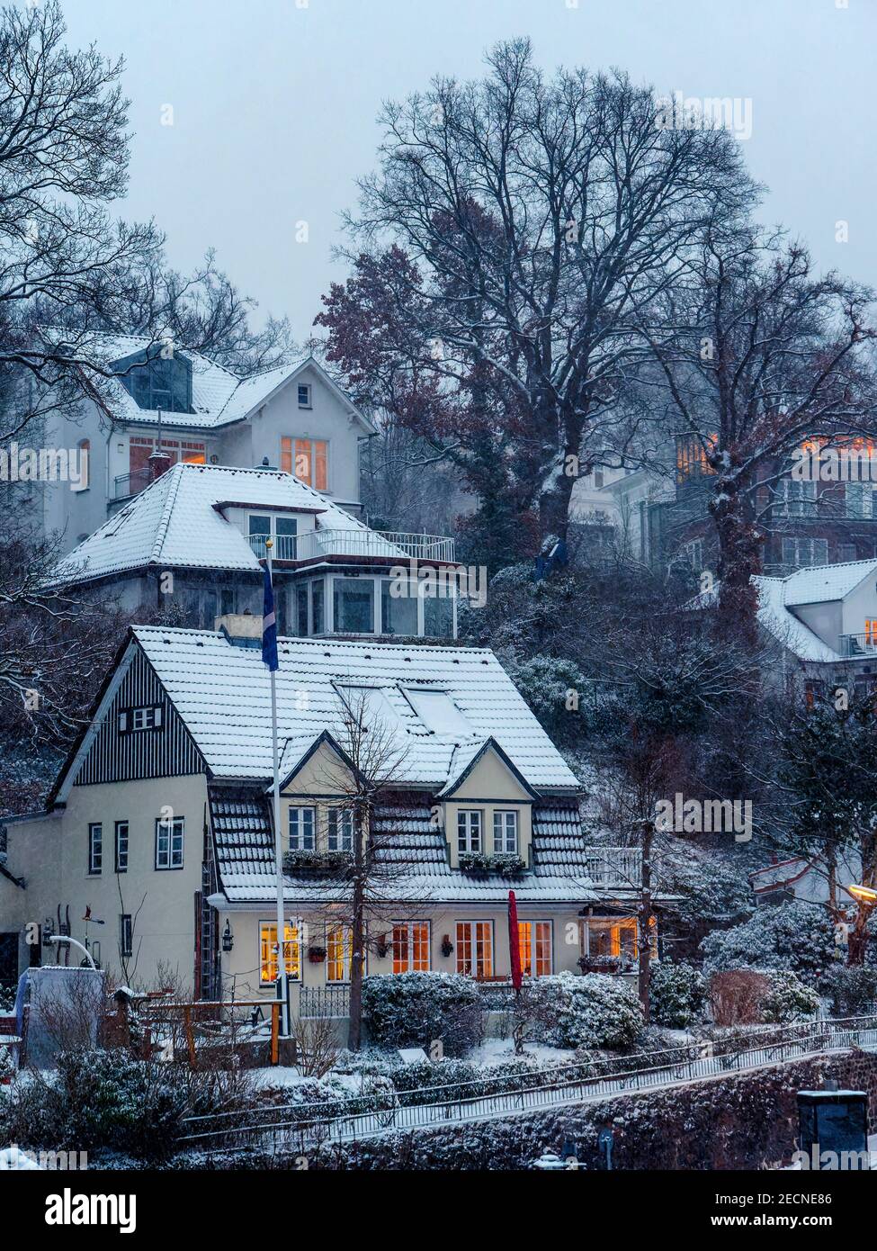 Hora azul-atardecer en Treppenviertel cubierto de nieve, Hamburgo-Blankenese, Alemania, Europa Foto de stock