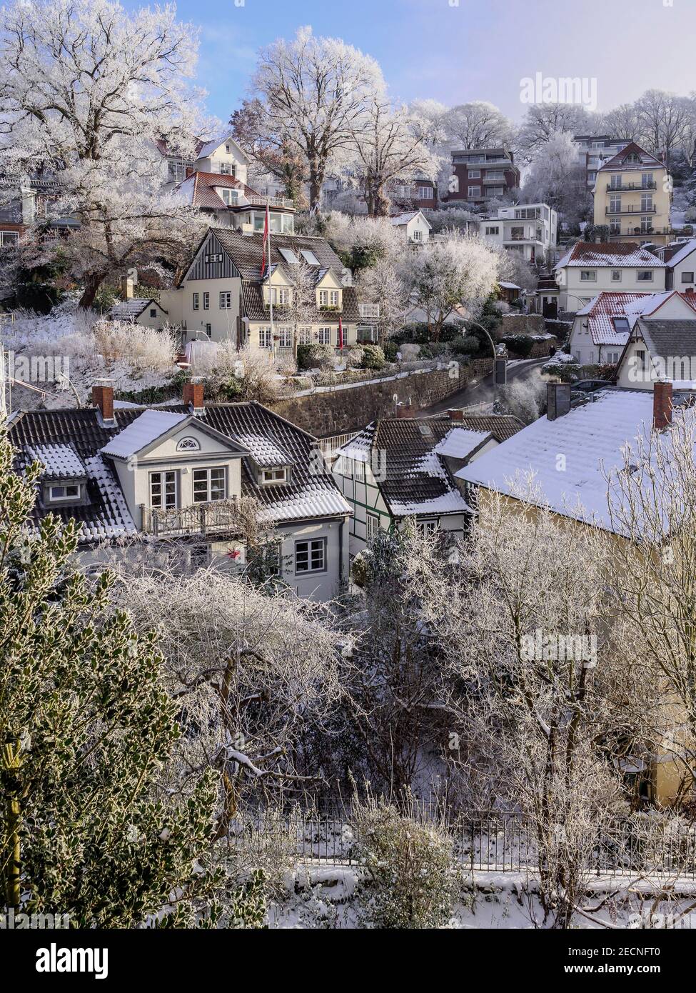 Escapada de un día en Treppenviertel cubierto de nieve, Hamburgo-Blankenese, Alemania, Europa Foto de stock